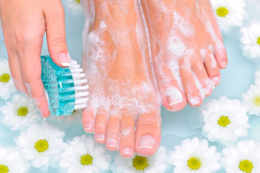 O lavado regular dos pés é unha excelente prevención de fungos nas unhas.